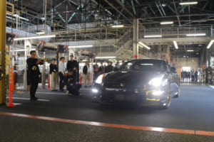 R35 GT-R最終生産車オフライン式：最後の1台は「Premium edition T-Spec」、ボディカラーはミッドナイトパープルで、日本のユーザーに届けられる予定だという。