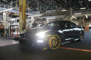 R35 GT-R最終生産車オフライン式：最後の1台は「Premium edition T-Spec」、ボディカラーはミッドナイトパープルで、日本のユーザーに届けられる予定だという。