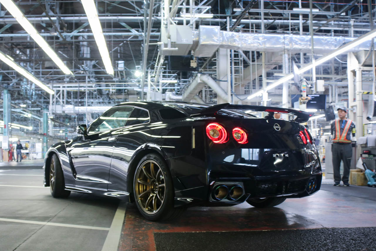 R35 GT-R最終生産車オフライン式：最後の1台は「Premium edition T-Spec」、ボディカラーはミッドナイトパープルで、日本のユーザーに届けられる予定だという。