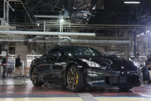 R35 GT-R最終生産車オフライン式：最後の1台は「Premium edition T-Spec」、ボディカラーはミッドナイトパープルで、日本のユーザーに届けられる予定だという。