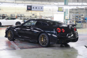 R35 GT-R最終生産車オフライン式：最後の1台は「Premium edition T-Spec」、ボディカラーはミッドナイトパープルで、日本のユーザーに届けられる予定だという。