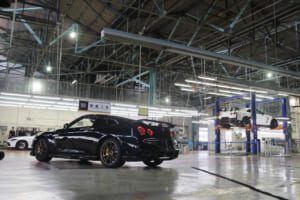R35 GT-R最終生産車オフライン式：最後の1台は「Premium edition T-Spec」、ボディカラーはミッドナイトパープルで、日本のユーザーに届けられる予定だという。