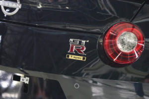 R35 GT-R最終生産車オフライン式：最後の1台は「Premium edition T-Spec」、ボディカラーはミッドナイトパープルで、日本のユーザーに届けられる予定だという。