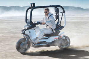 ヘルメットは不要に？ BMWのシートベルト付き電動バイク「Vision CE」が示す“新たな安全基準”