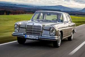 「Sクラス」の原点、誕生60年。メルセデス・ベンツ「W108/109」は、なぜ今なお“傑作”と称されるのか？