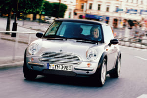 2001年にはBMW傘下の現体制へ移行。アイコニックなデザインと、伝統的な走りの良さを受け継ぎ、今日まで世界中で愛されている。