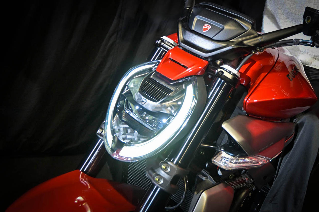 「女優ライト級」の輝きとMotoGPの魂。ドゥカティ新型「XディアベルV4」が四輪専門家も魅了した理由とは