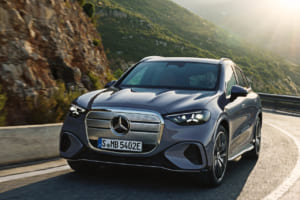 【世界初公開】メルセデス・ベンツ新型「GLC」BEVは“全部入り”！ 航続713km、史上最大スクリーンなど注目スペック詳解