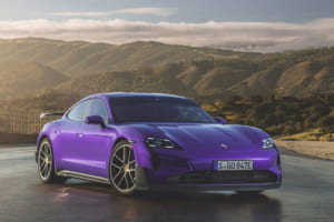 ポルシェ・タイカン・ターボGT:サーキットでのパフォーマンスのために設計された、ヴァイザッハパッケージ。エアロダイナミクスと軽量設計をさらに追求したこのモデルは、パフォーマンスをさらに重視して設計されている。