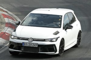 【スクープ】ついに捉えた歴代最強350馬力の「ゴルフR」。車名は「R350」か、聖地ニュルを疾走