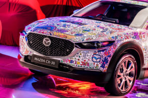 【速報】マツダ「CX-30」がカラフルなアートカーに。英国「CarFest」で子供たちや著名人と共同制作