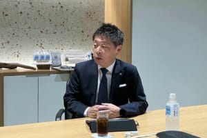 記者懇談会での巻波シニアマネージャー