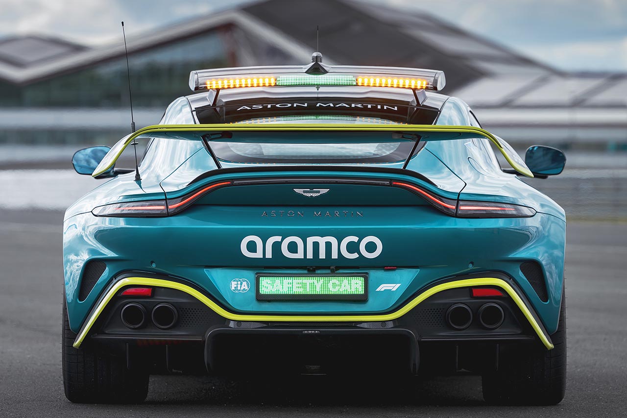 希少　サイン付き　オランダアムステルダムFIAスポーツカー選手権　写真集 F1を先導する“680psの野獣”。アストン・マーティン「ヴァンテージS」の