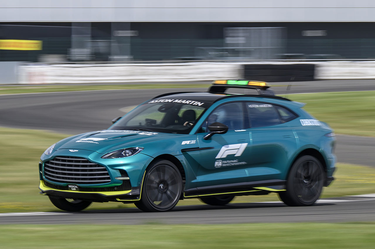 F1を先導する“680psの野獣”。アストン・マーティン「ヴァンテージS」の