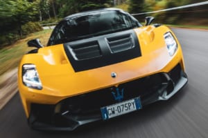 【史上最強】マセラティが放つ“公道を走れるレーシングカー”！ 新型「GT2ストラダーレ」の咆哮がイタリアの山々に響く