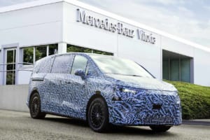 【2026年デビュー】メルセデス・ベンツ新型EVバン「VLE」が始動。”空間を再定義する”MPV、スペインで試作車がラインオフ