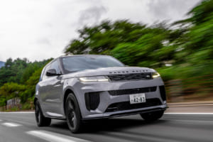 レンジローバー スポーツSV エディションTWO：635psのV8ターボエンジンを搭載し、0-100km/h加速わずか3.8秒というパフォーマンスを誇る。