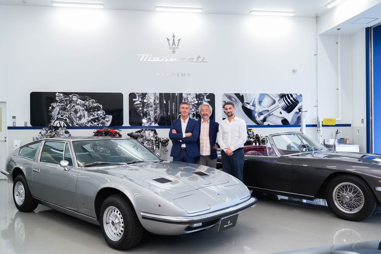 左から順に、マセラティ クラシケ・マネージャーのクリスティアーノ・ボルツォーニ氏、マセラティ・クラブ・オブ・ジャパンの越湖信一氏、マセラティ クラシケのマウリツィオ・ガローファロ氏