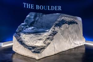 メルセデス・ベンツ、次世代「スプリンター」を彫刻で予告。全長6.5mの“岩”が示す商用バンの未来とは