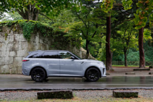 レンジローバー スポーツSV エディションTWO：堂々とした鶴ヶ城の石垣に、マールグレイというボディカラーがよく馴染んでいたことも新たな発見だった。