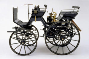 1886年に世界初のガソリンエンジン付き4輪自動車（1.1ps／18km/h）。