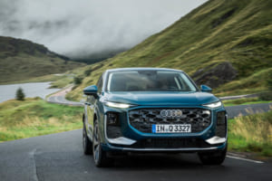 新型アウディ「Q3」の走行性能、スコットランドで明らかに。コンパクトSUVの新たな基準を示す先進技術とは