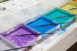 蒔絵体験ではカラフルな顔料が用意されている。