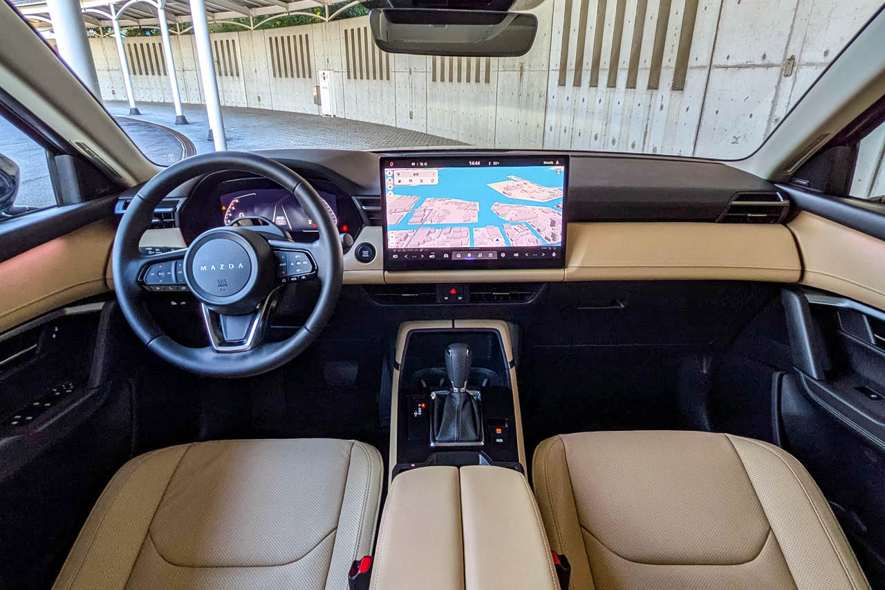 物理スイッチはどこへ？ 新型マツダ「CX-5」が“Google搭載”大型ディスプレイで実現した「見下ろし」のない安全性とコマンダー廃止の理由