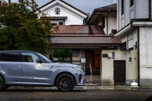 レンジローバー スポーツSV エディションTWO：創業から約200年の歴史を持つ「会津塗伝承館 鈴善」。店舗兼事務所も戦前の建築で国登録有形文化財に指定されている。