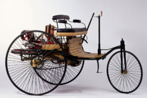 1886年に世界初のガソリンエンジン付き3輪自動車（0.89ps／15km/h）が登場。