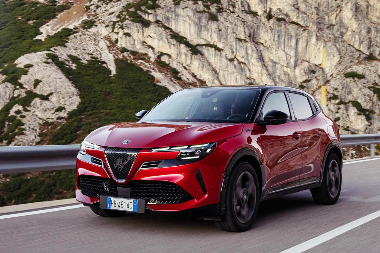 アルファ・ロメオ、新型「ジュニア・スポルト・スペチアーレ」を欧州で公開。「インテンサ」に続く特別仕様車は、アルカンターラ内装と精悍なブラックボディキットが特徴