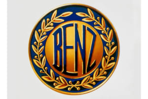 ベンツ社のマークは「BENZ」という文字をレースの覇者を意味する月桂冠で囲んであった。