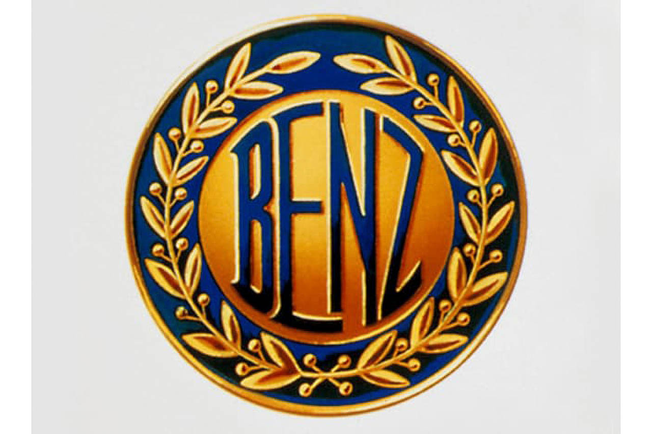 ベンツ社のマークは「BENZ」という文字をレースの覇者を意味する月桂冠で囲んであった。