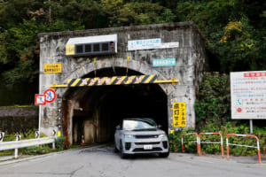 レンジローバー スポーツSV エディションTWO：奥只見ダムの建設工事のために建設された奥只見シルバーラインは、22.6kmの区間のうち約8割が素掘りのトンネルという特徴的な道路。