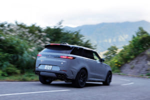 レンジローバー スポーツSV エディションTWO：目先の路面が継ぎはぎだらけで荒れていても、まるで平滑な路面を通過するように静かにやり過ごすことができる。