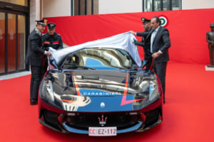 マセラティMCプーラとアルファ・ロメオ・ジュリア・クアドリフォリオがカラビニエリに贈呈