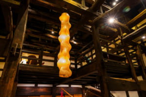 「里山十帖」は、伝統的な建築の中にモダン家具やアートが融合した空間の中で、「ローカル・ガストロノミー」の料理を堪能できる。露天風呂から眺める景色も絶品。