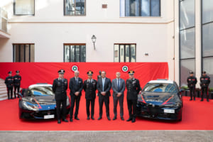 マセラティMCプーラとアルファ・ロメオ・ジュリア・クアドリフォリオがカラビニエリに贈呈