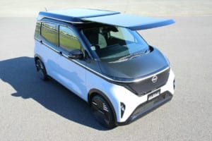 【軽EV革命】年間3000kmを“自己発電”。日産サクラの「Ao-Solar Extender」が「充電の手間」と「電気代」を過去にするか
