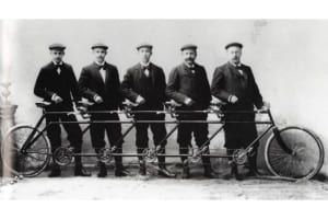 創業者アダム・オペルの息子5兄弟。写真は5人乗り自転車＆5兄弟。