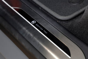レンジローバー スポーツSV エディションTWO：ドアシルには希少なモデルであることを示す「EDITION TWO」の文字。