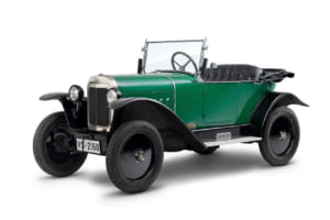 1924年にはライン生産を導入し、その第1号は鮮やかなグリーンの小型実用車4/12psの「ラウプフロッシュ（Laubfrosch／愛称：アマガエル）」が4500マルクの低価格と低燃費で爆発的ヒットを記録した。