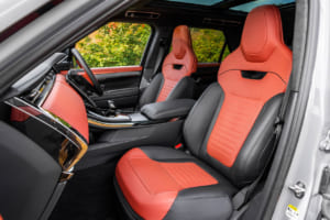 レンジローバー スポーツSV エディションTWO：専用のヘッドレスト一体型フロントSVパフォーマンスシートを採用。