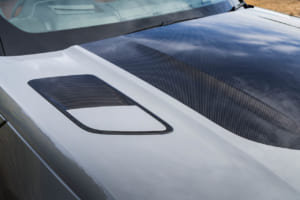 レンジローバー スポーツSV エディションTWO：試乗車の外装色はマールグレイ（グロスフィニッシュ）で、SV専用のカーボンパーツが各所に奢られる。