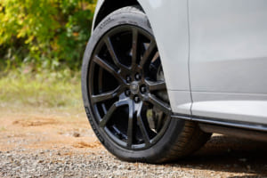 レンジローバー スポーツSV エディションTWO：オプションのカーボンホイールは前285/40R23、後305/35R23で、総重量を76kg軽量化。