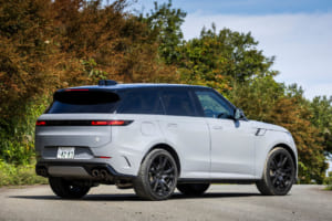 レンジローバー スポーツSV エディションTWO：4.4L V8ターボに世界初の油圧連動式6Dダイナミクスエアサスペンションを奢り、最高のパフォーマンスとラグジュアリーを体現。