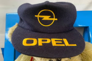 グッズ：オペルの帽子。