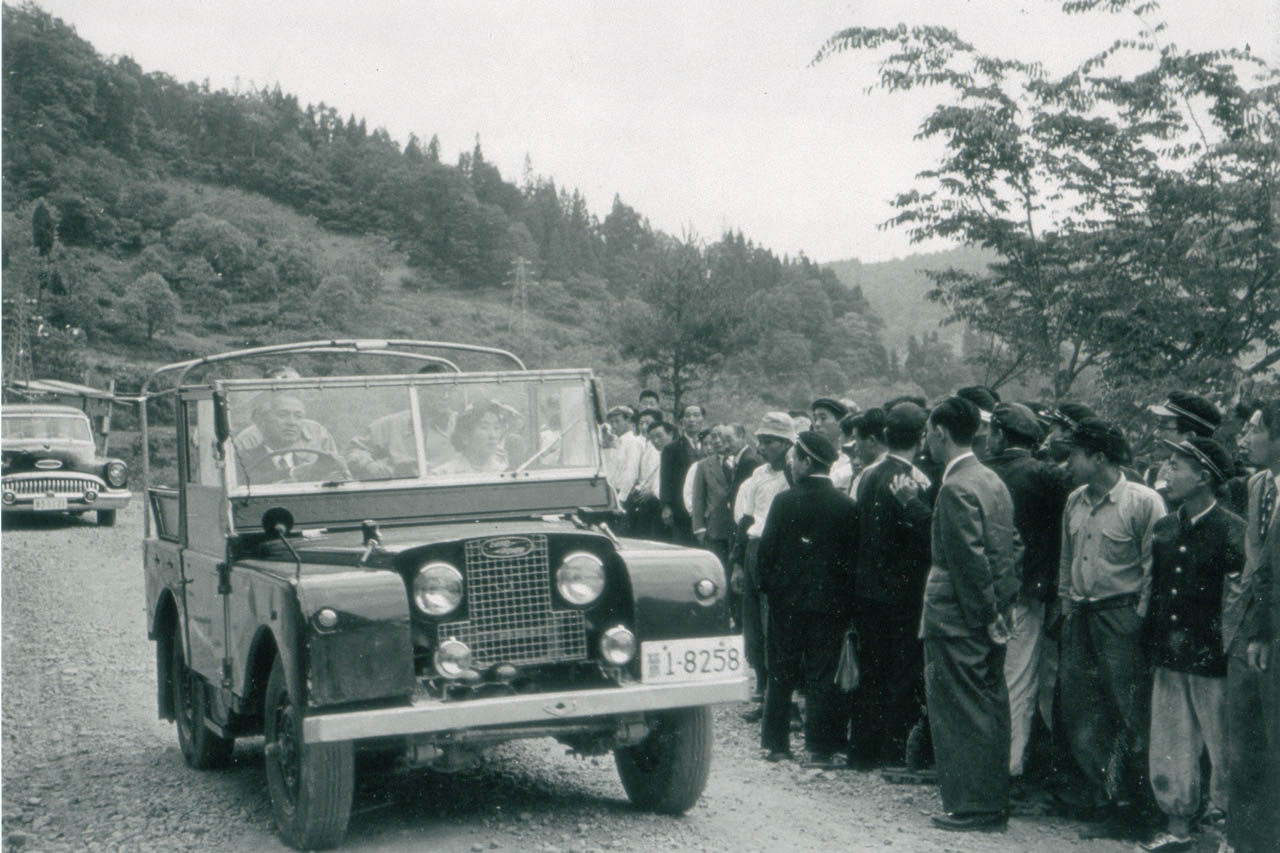 白洲次郎は1951年に東北電力の初代会長に就任し、只見川流域のダム開発を指揮した際にはランドローバー・シリーズ1を英国から取り寄せて、現地視察の足として愛用したという。写真は秩父宮妃殿下を乗せ運転する白洲次郎。写真提供:旧白洲邸武相荘。