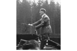 1933年アドルフ・ヒトラーの率いるナチスが政権を獲得。写真はヒトラーがドイツにおける国民の多様な余暇活動を提供すると国民に演説している場面。