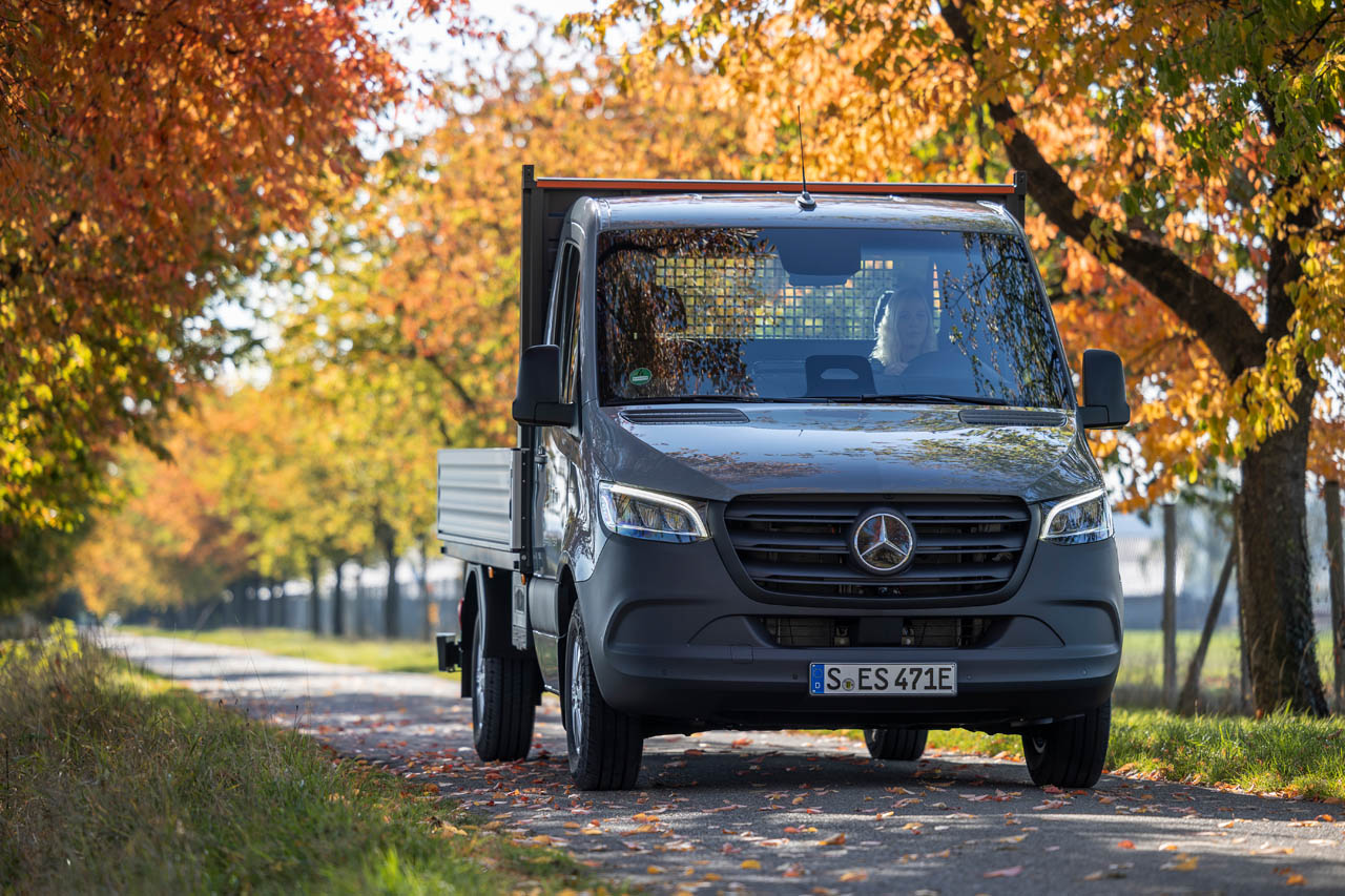 メルセデス・ベンツ、次世代「スプリンター」を彫刻で予告。全長6.5mの